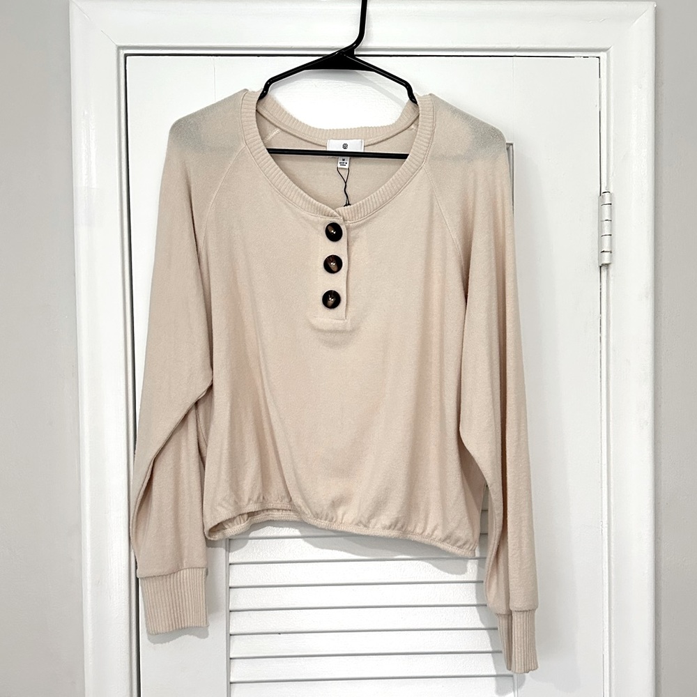 NWT Socialite Lightweight Sweater with elastic waist size Medium.